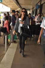 Kareena Kapoor snapped in Mumbai Airport on 20th Sept 2012 (15).JPG